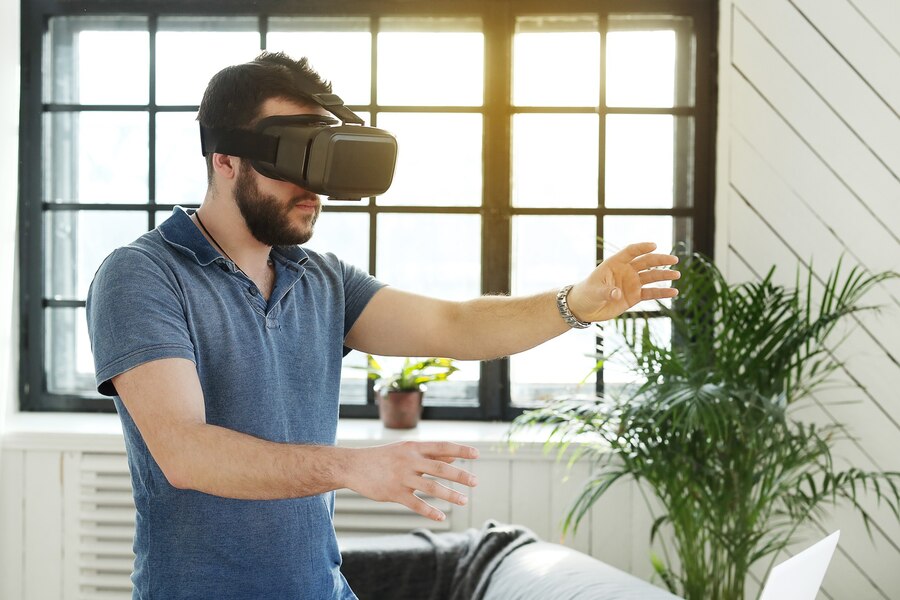 man-with-vr-headset_144627-42379